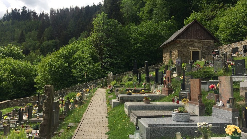 Svojanovský hřbitůvek působí také romanticky