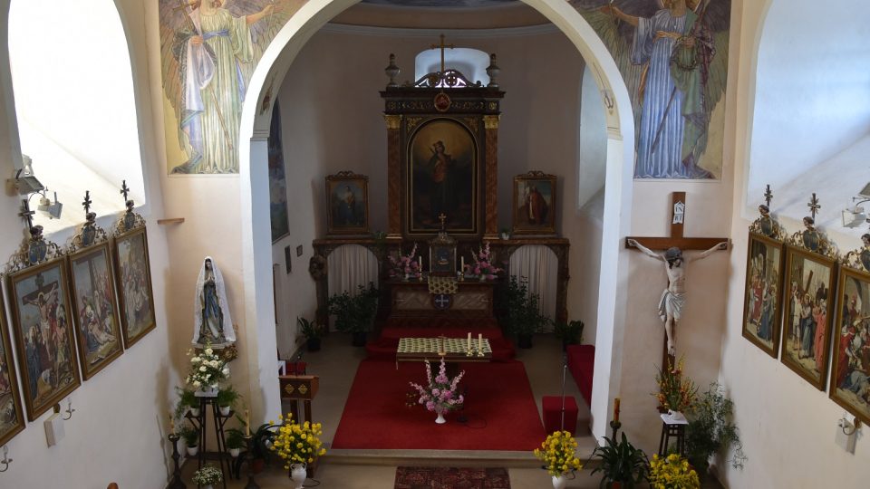 Interiér kostela v Makově