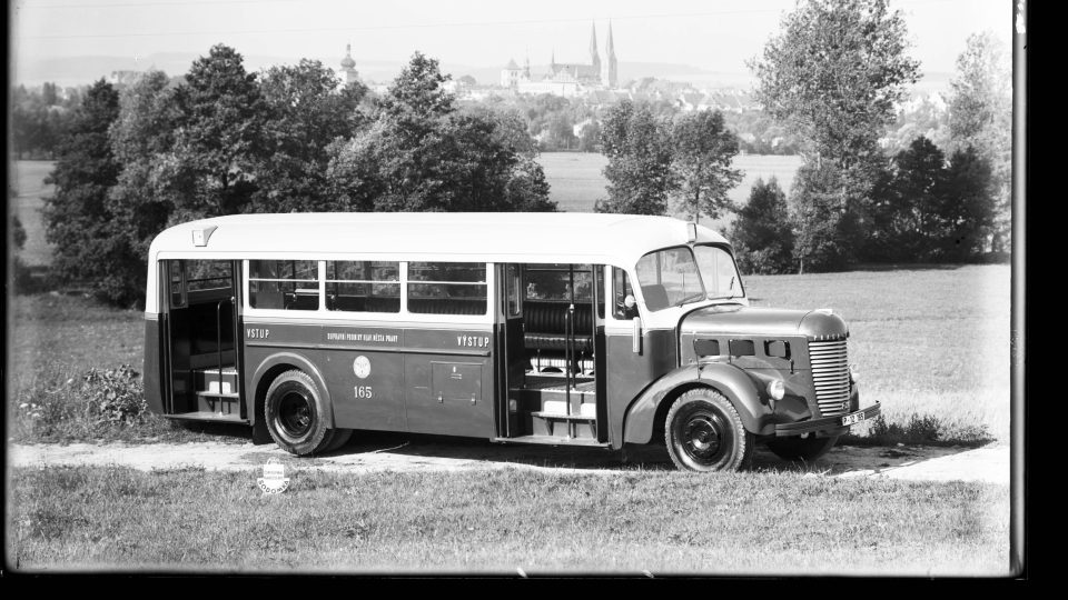 Autobus na podvozku Praga NDO vyrobený ve Vysokém Mýtě v roce 1947