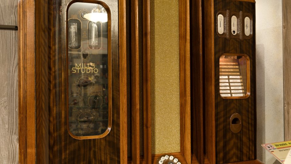 Jukebox americké firmy Mills Novelty Co. z roku 1938, typ Studio 892. Zesilovač je zde viditelně prezentován za prosklenými dveřmi | foto: Zdeněk Truhlář, Český rozhlas Jukebox americké firmy Mills Novelty Co. z roku 1938, typ Studio 892. Zesilovač je zde viditelně prezentován za prosklenými dveřmi