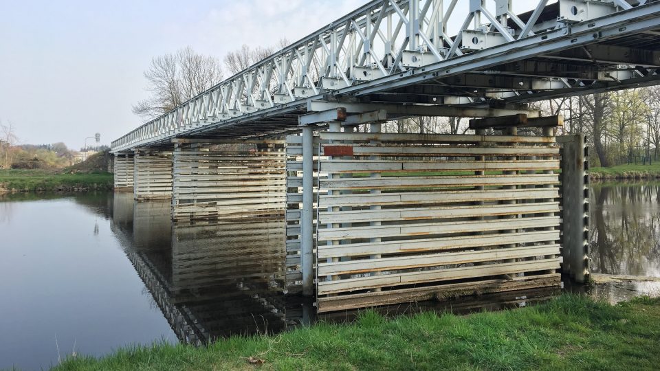 Vojenský most typu Bailey slouží ve Valech od 50. let minulého století