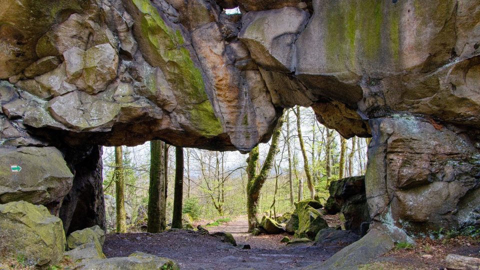 Mohutná skalní brána | foto: Jaroslav Hoření, Český rozhlas Mohutná skalní brána