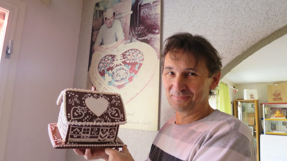 Cukrář Pavel Janoš před fotografií svého otce Josefa Janoše, taktéž cukráře