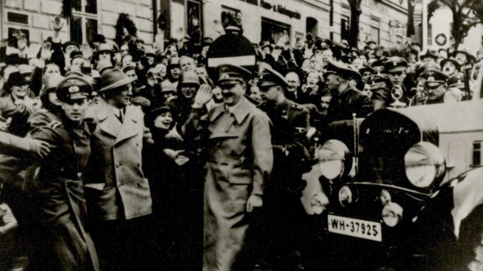 Adolfa Hitlera vítaly v Králíkách davy nadšených sudetských Němců