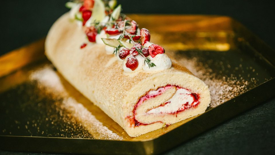 Výsledná šifónová roláda s brusinkami a krémem | foto: Jana Volková Výsledná šifónová roláda s brusinkami a krémem