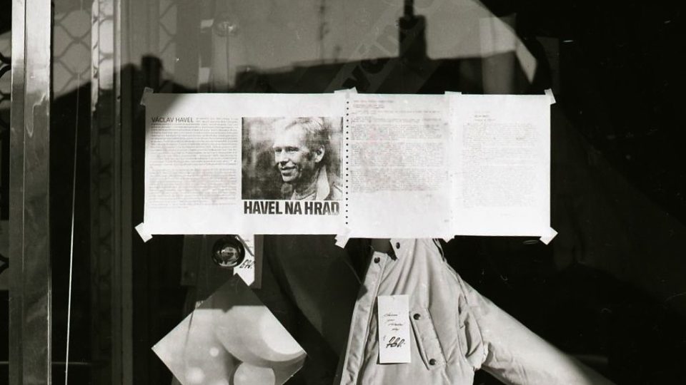 Zvolením Václava Havla skončila v Československu tzv. sametová revoluce
