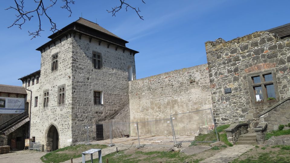 Západní křídlo hradu Kunětická hora se upravuje na nové návštěvnické centrum, naváže na podobu původního objektu architekta Dušana Jurkoviče