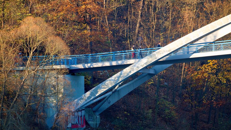 Most stojí na základech lávky zničené nacisty