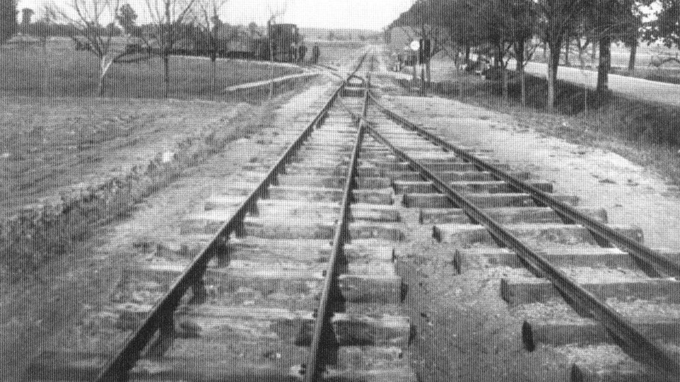 Z plánované železnice do Sezemic zůstala jen název ulice Na Drážce