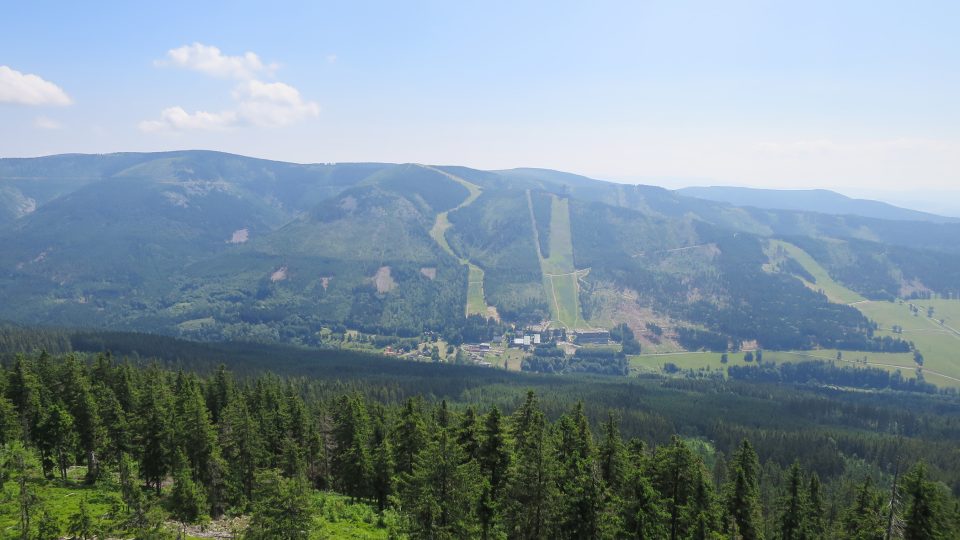 Pohled z Klepáče na sjezdovky Dolní Moravy
