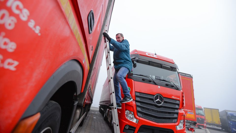 Řidiči (nejen) kamionů mají povinnost očistit vozidlo od sněhu a ledu