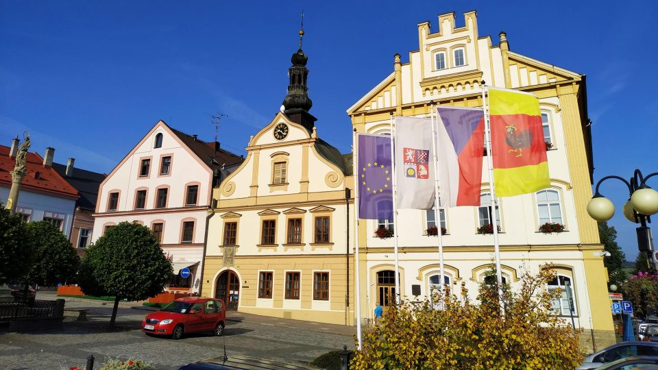 Radnice v České Třebové s vlajkou se znakem města