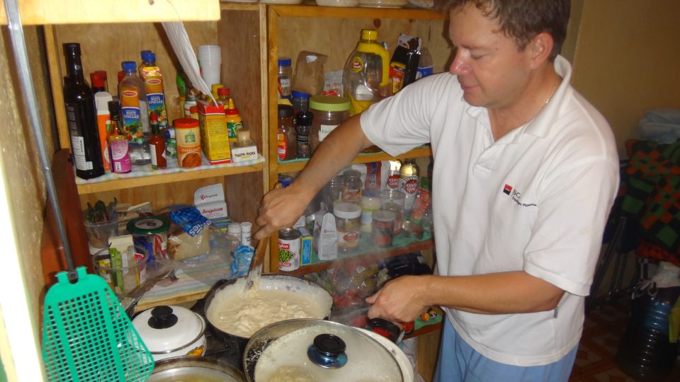 Aleš Bárta připravuje v Keni večeři