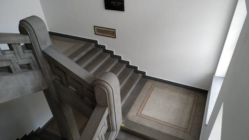 Na  tomto schodišti byl postřelen vrchni strážmistr Jiří Trnka, když šel spolu s Ludvíkem Novotným převzít úřad 8. května 1945