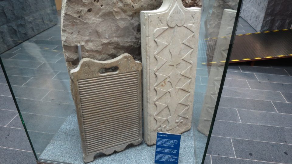 Kamenné valchy s iniciály majitelek. Valchy Anny Pytlíkové nese i datum jejího sňatku