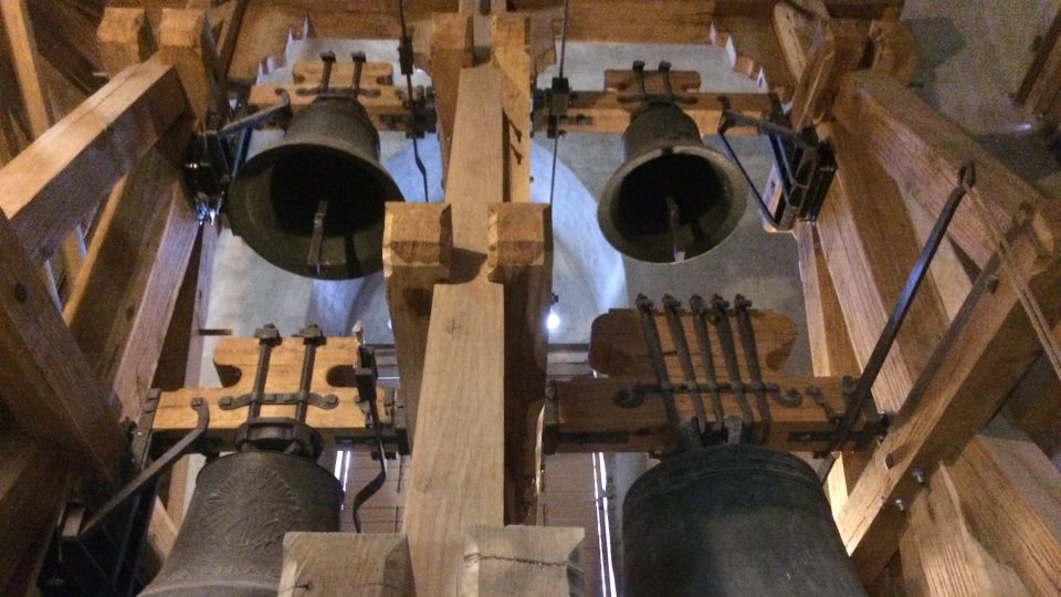 Čtyři z pěti zvonů ve věži kostela sv. Jakuba většího v Poličce