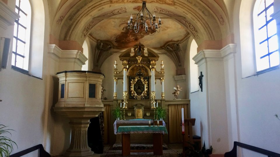 Ve středu oltáře poutního kostela v Přelouči mají středověký obraz s legendou o zázraku .jpg