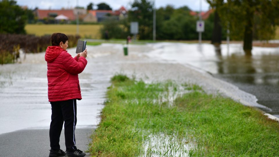 Zaplavená silnice mezi Mněticemi a Černou za Bory