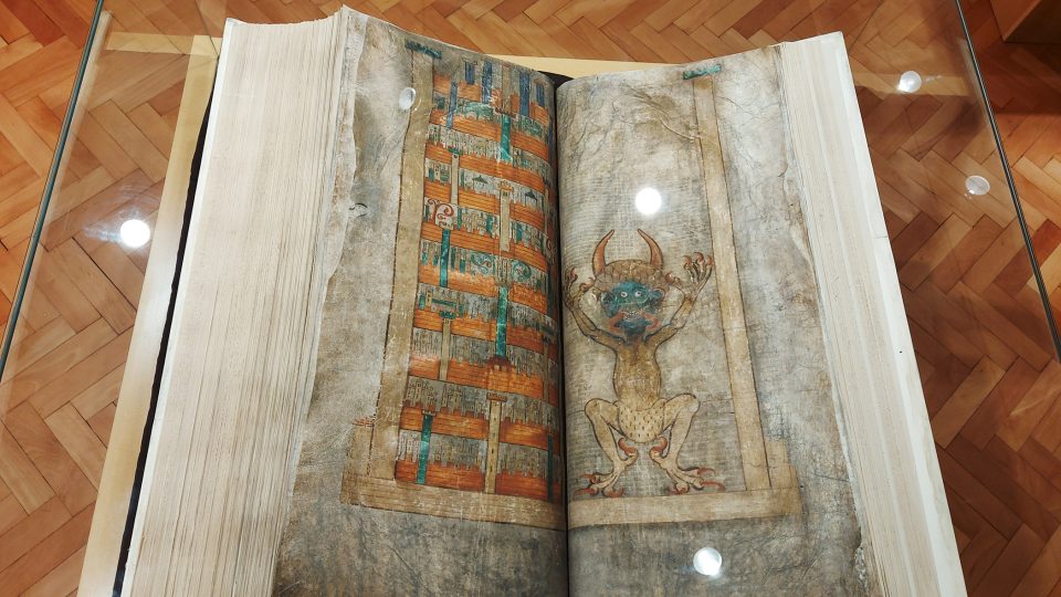 Náhled na ďáblův podpis v Ďáblově bibli v muzeu v Chrasti