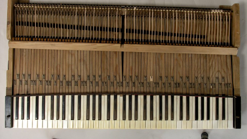 Zrestaurovaný kladívkový  klavír Joseph Dohnal 1808-1818, který poničila povodeň v roce 2002
