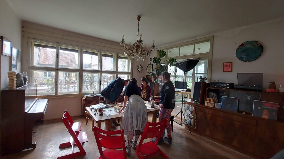 Při natáčení reportáže o Poršově vile v její hlavní obývací místnosti