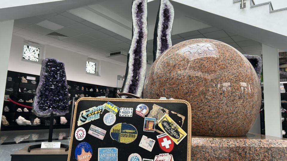 Cestovatelský kufřík pořadu Na cestách; mezi minerály a drahými kameny | foto: Petr Voldán, Český rozhlas Cestovatelský kufřík pořadu Na cestách; mezi minerály a drahými kameny