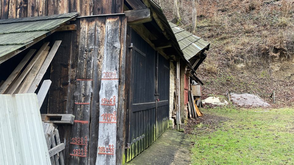 Kam až dosáhla voda při povodních ukazují záznamy na stodole jednoho ze statků v Záchlumí