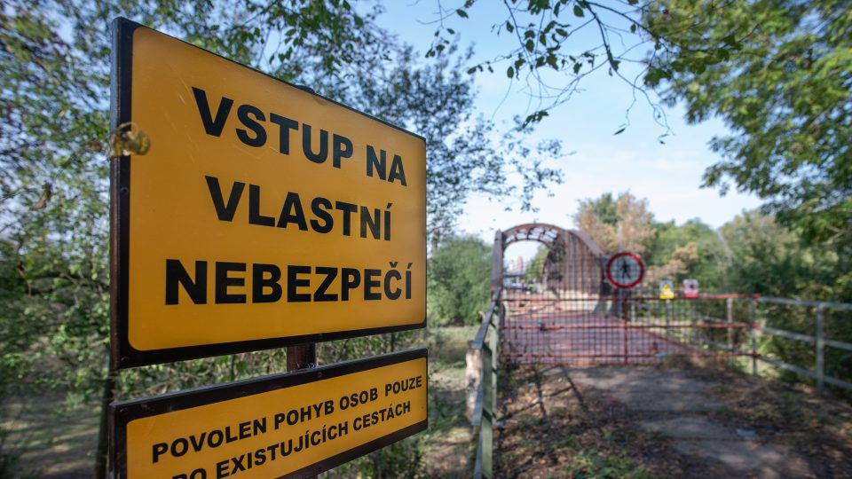 Na most v přírodní lokalitě Červeňák je několik let vstup zakázán. Brzy se to změní
