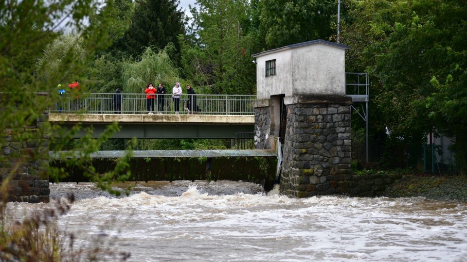 Lidé v Nemošicích sledují z jezu povodňový stav na Chrudimce