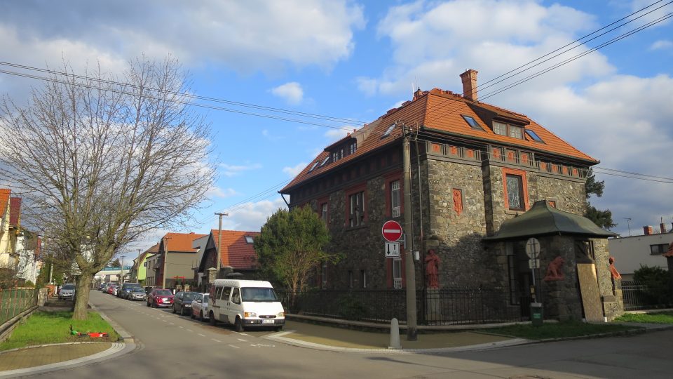 Kamenná vila stojí na rohu ulic U Kamenné vily a Bulharská