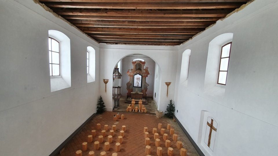 Interiér kostela v Janovičkách