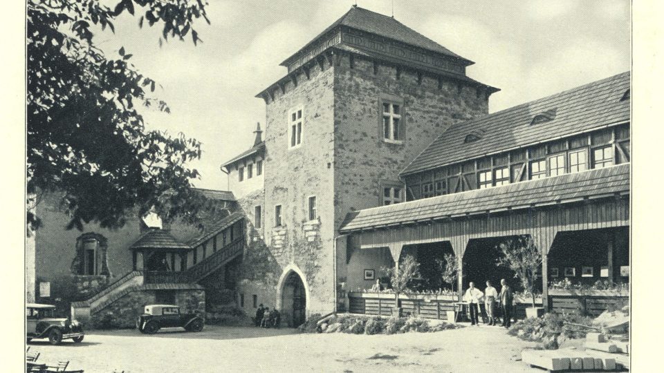 Tak vypadalo nádvoří a západní křídlo hradu Kunětická hora ve 30. letech 20. století