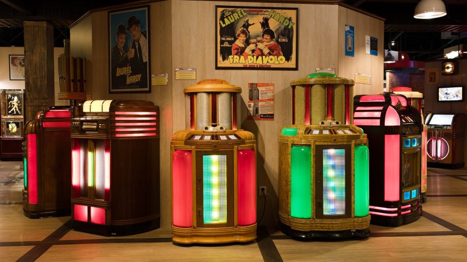 Muzeum Terra Technica nabízí kompletní průřez historií jukeboxů. Najdete jich tu přes 850 | foto: Zdeněk Truhlář, Český rozhlas Muzeum Terra Technica nabízí kompletní průřez historií jukeboxů. Najdete jich tu přes 850
