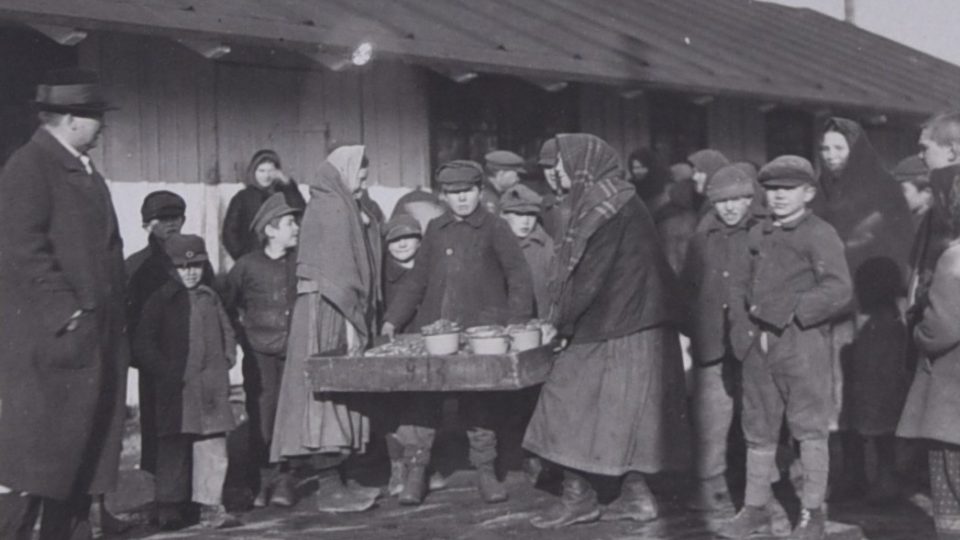 Rozdávání oběda v Choceňském Polsku v roce 1916