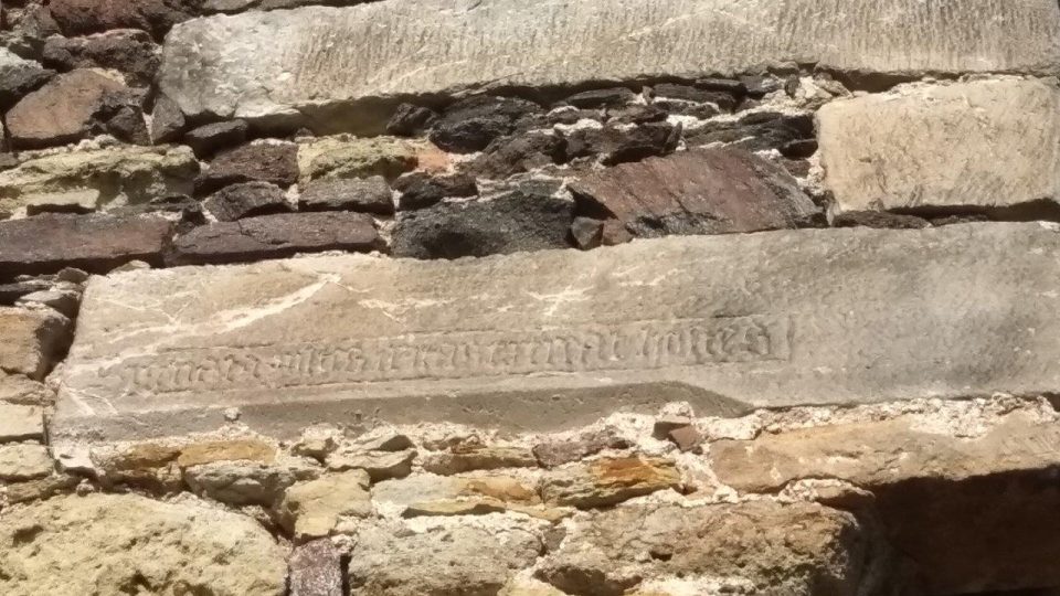 Nápis vytesaný do hradních zdí zlákal hraběte Chamaré k hledání pokladu