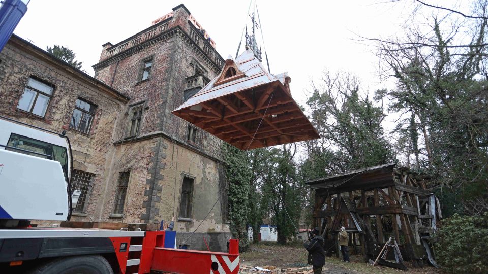 Larischova vila má novou věžičku
