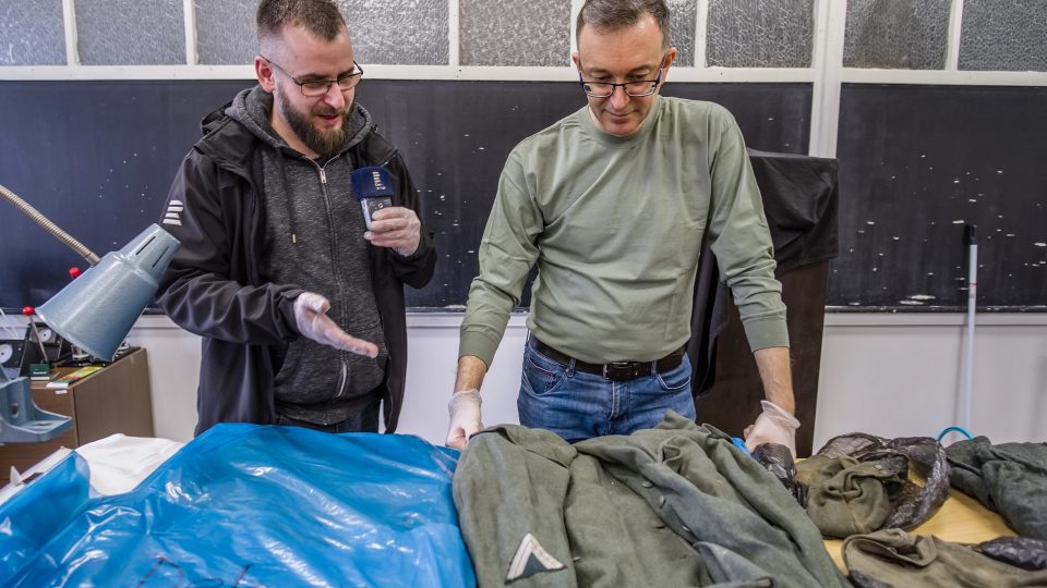 Richard Sicha ukazuje Josefu Ženatému nalezené uniformy nacistických vojáků
