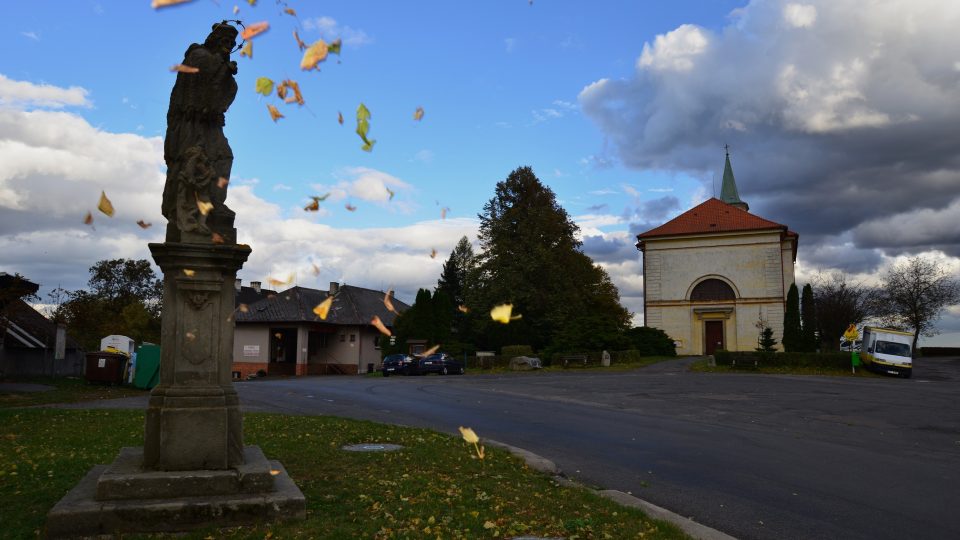 Prostranství před kostelem ve Včelákově