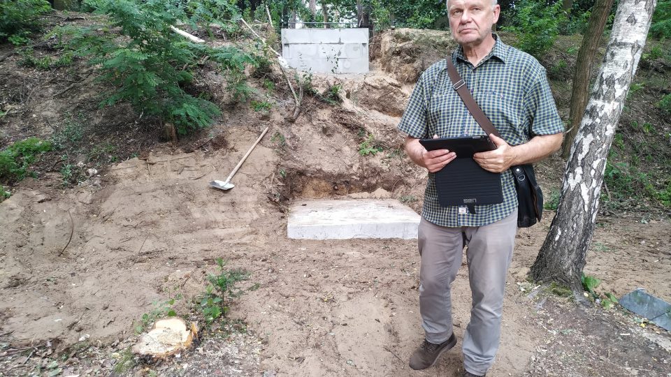 František Bobek dohlíží na stavbu koridoru spojující Zámeček s popravištěm
