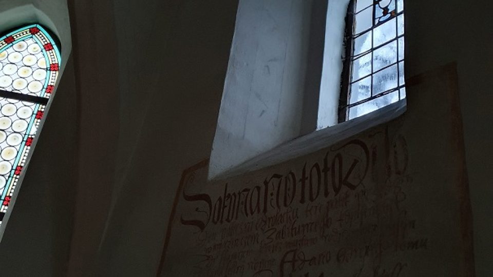 Nápis za oltářem kostela svatého Prokopa v Chotovicích