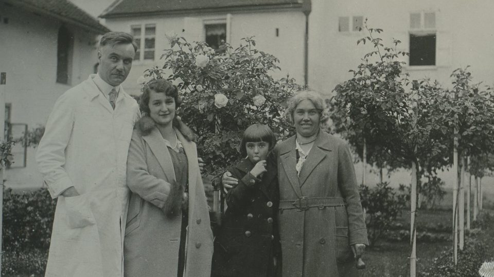 Lékař Rudolf Průcha s manželkou, dcerou a tchýní