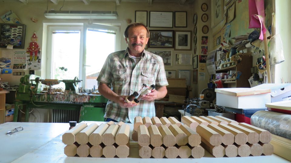 V rodině Bukáčkových je Zdeněk už třetí generací, která v Krouně vyrábí dřevěné hračky podle lidové tradice