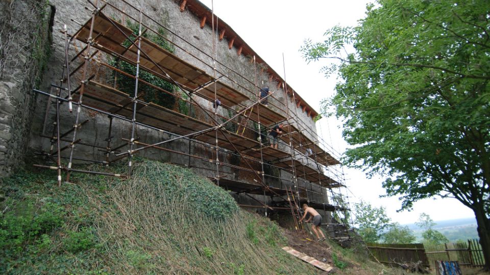 Práce na rekonstrukci Kunětické hory