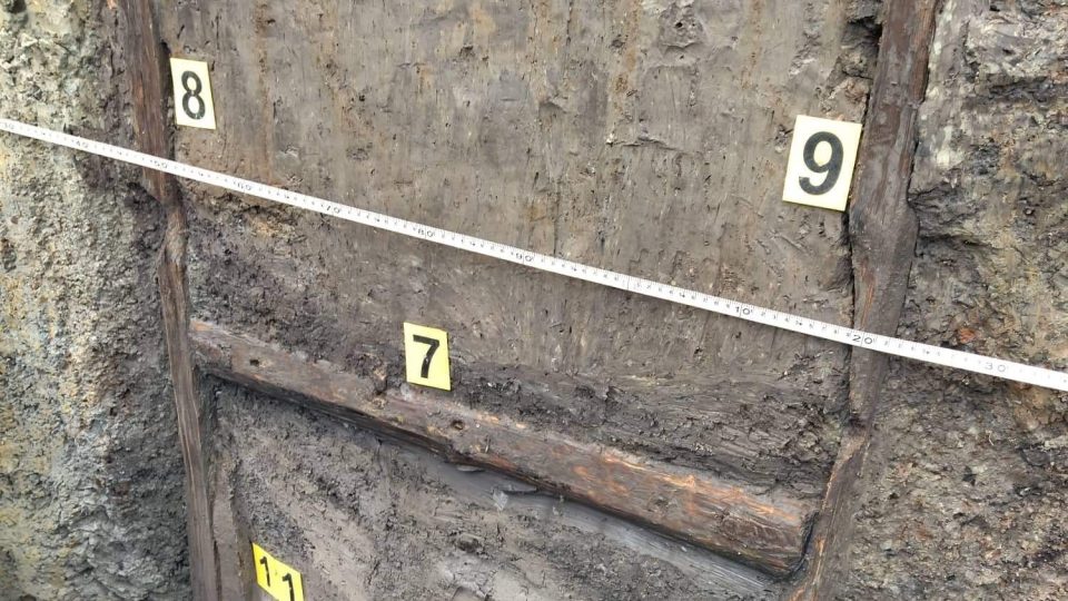 Středověká studna nalezená u Lačnova, je přes 2 metry hluboká