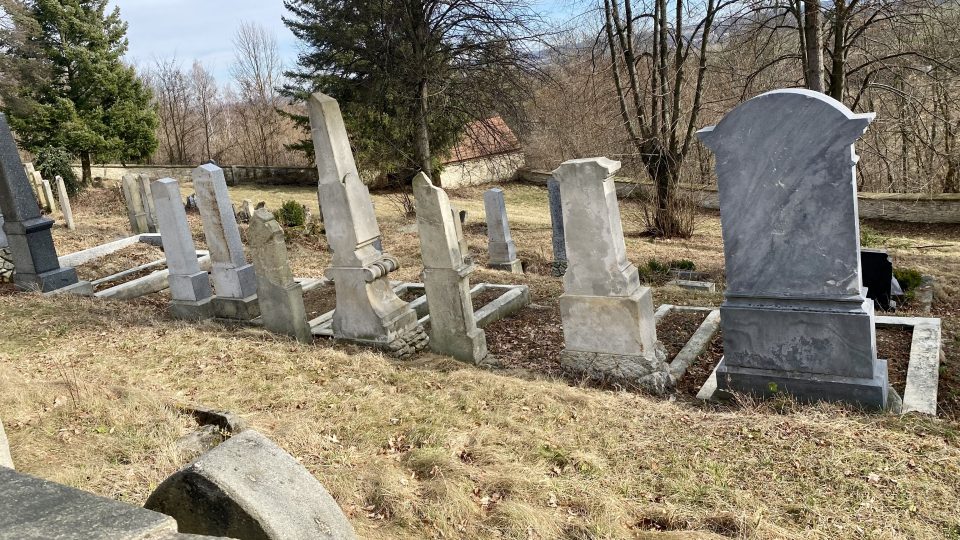 Židovský hřbitov v Hroubovicích je prý nejkrásnější na jaře v květu