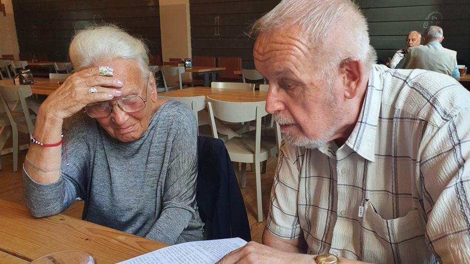 Ida Mesnerová a Jiří Kotyk pročítají archivní materiály z fondů StB.