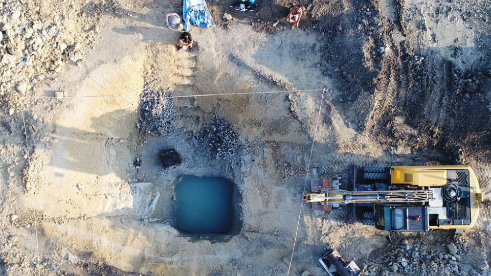Restaurátoři zahájili záchranu 7 000 let staré studny na trase budoucí D35