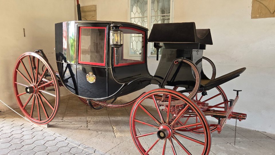 Kočár stojící v průjezdu opočenskho zámku si zahrál v pohádce Nesmrtelná teta