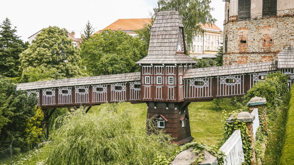 Kryté dřevěné přemostění zámeckého příkopu bylo vybudované v roce  1911 podle návrhu známého architekta Dušana Jurkoviče, jemuž se přezdívá „básník dřeva“. Most tak spojil zámek s velkou zahradou