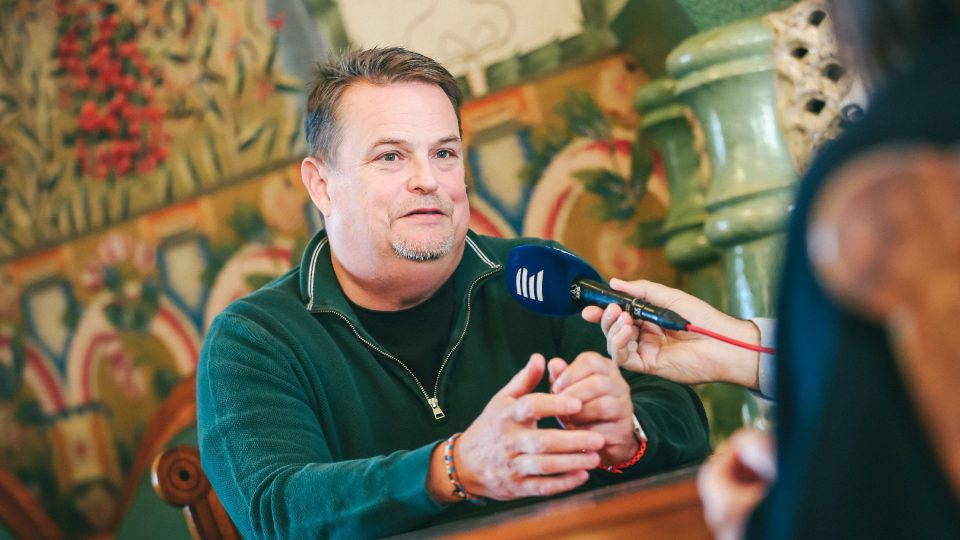 Joseph Michael Bartoň Dobenín se narodil v Kanadě a v mládí snil o kariéře hokejisty